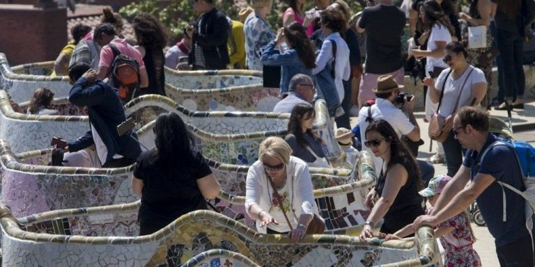 Visitantes en la plaza de la Natura del Park Güell / EFE - QUIQUE GARCÍA