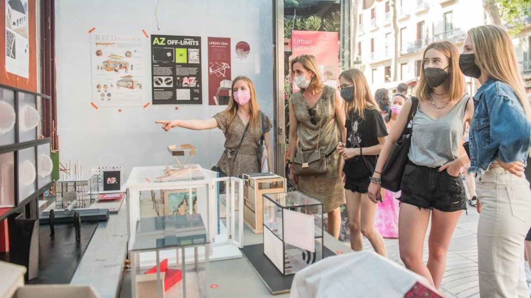 Varios proyectos de la exposición de Elisava en un quiosco de La Rambla / CEDIDA