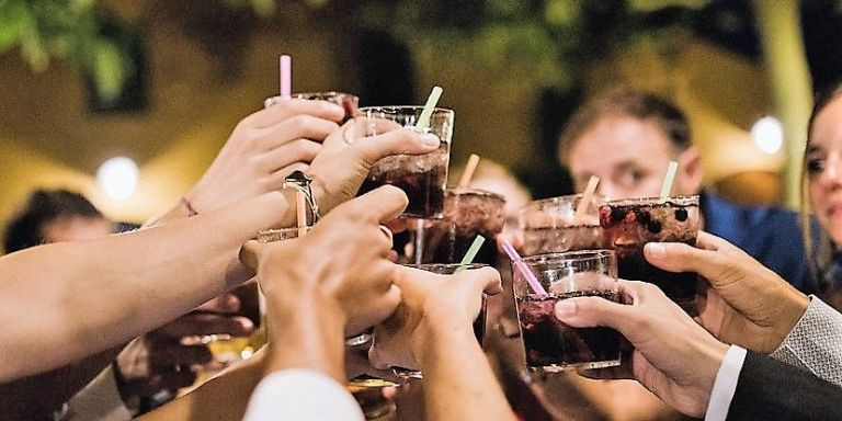 Brindis en una boda antes de la crisis sanitaria / EL MOLÍ DEL MALLOL