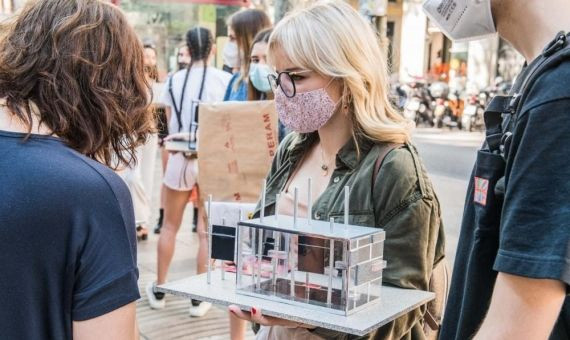 Una alumna con una de las maquetas de los nuevos quioscos de La Rambla / CEDIDA