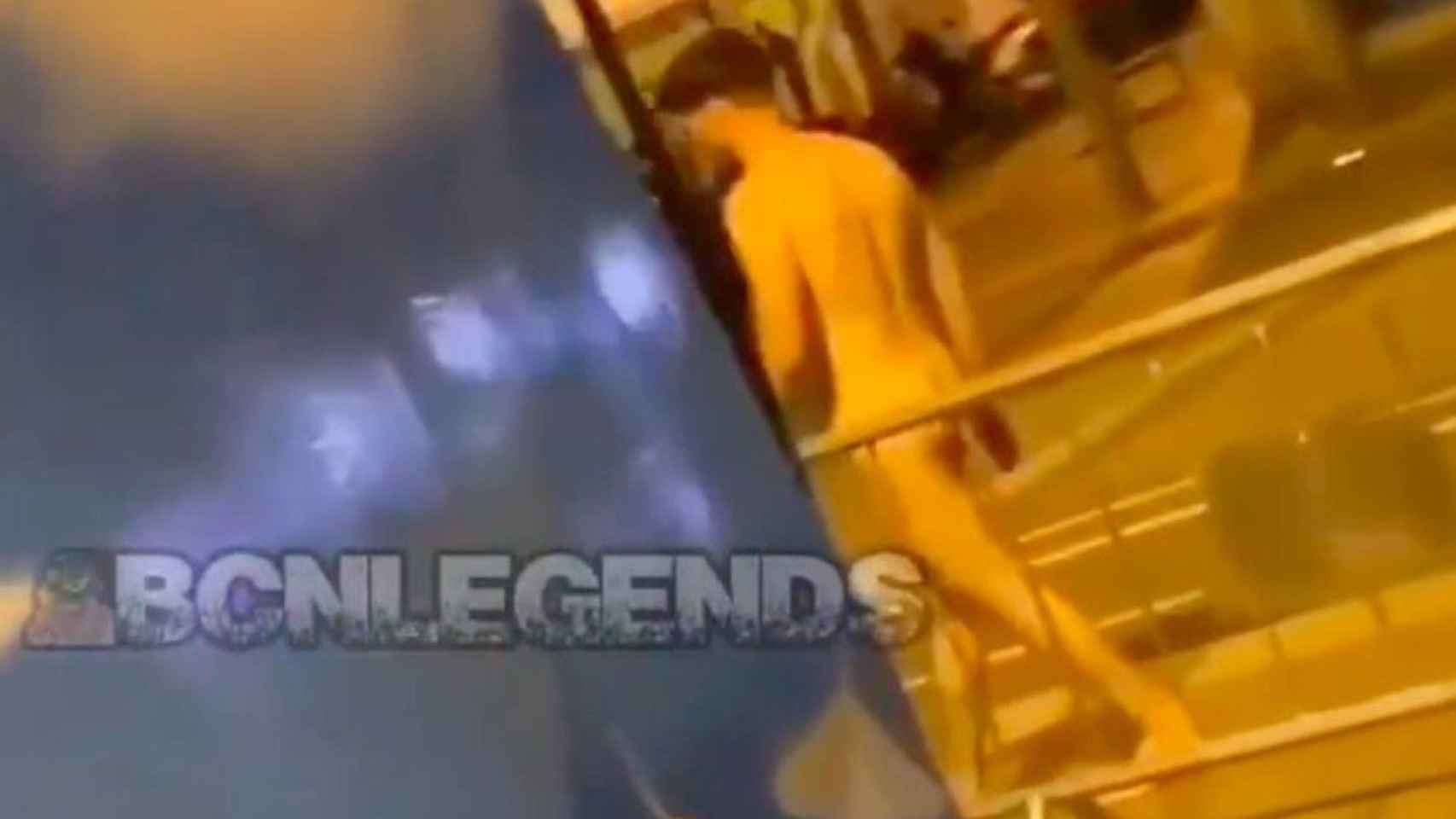 Un chico se exhibe completamente desnudo por la calle en Vilapicina / 'BCN LEGENDS' -  TELEGRAM