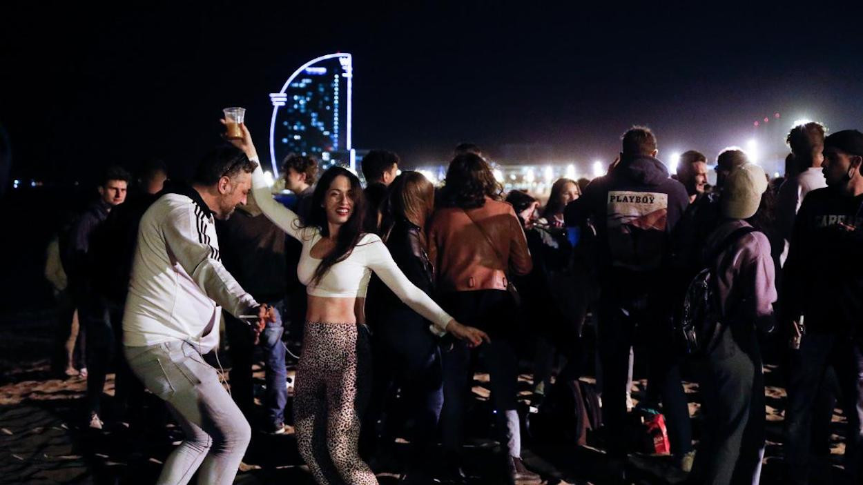 Imagen de archivo de un botellón masivo en la playa de La Barceloneta / EUROPA PRESS