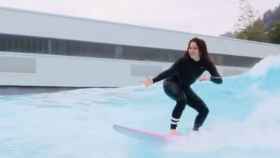 Shakira surfeando en una piscina / SHAKIRA