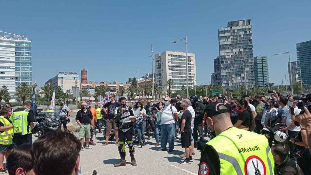 Motoristas concentrados en Barcelona antes de la marcha lenta / DEFENSA DE LOS MOTOCICLISTAS