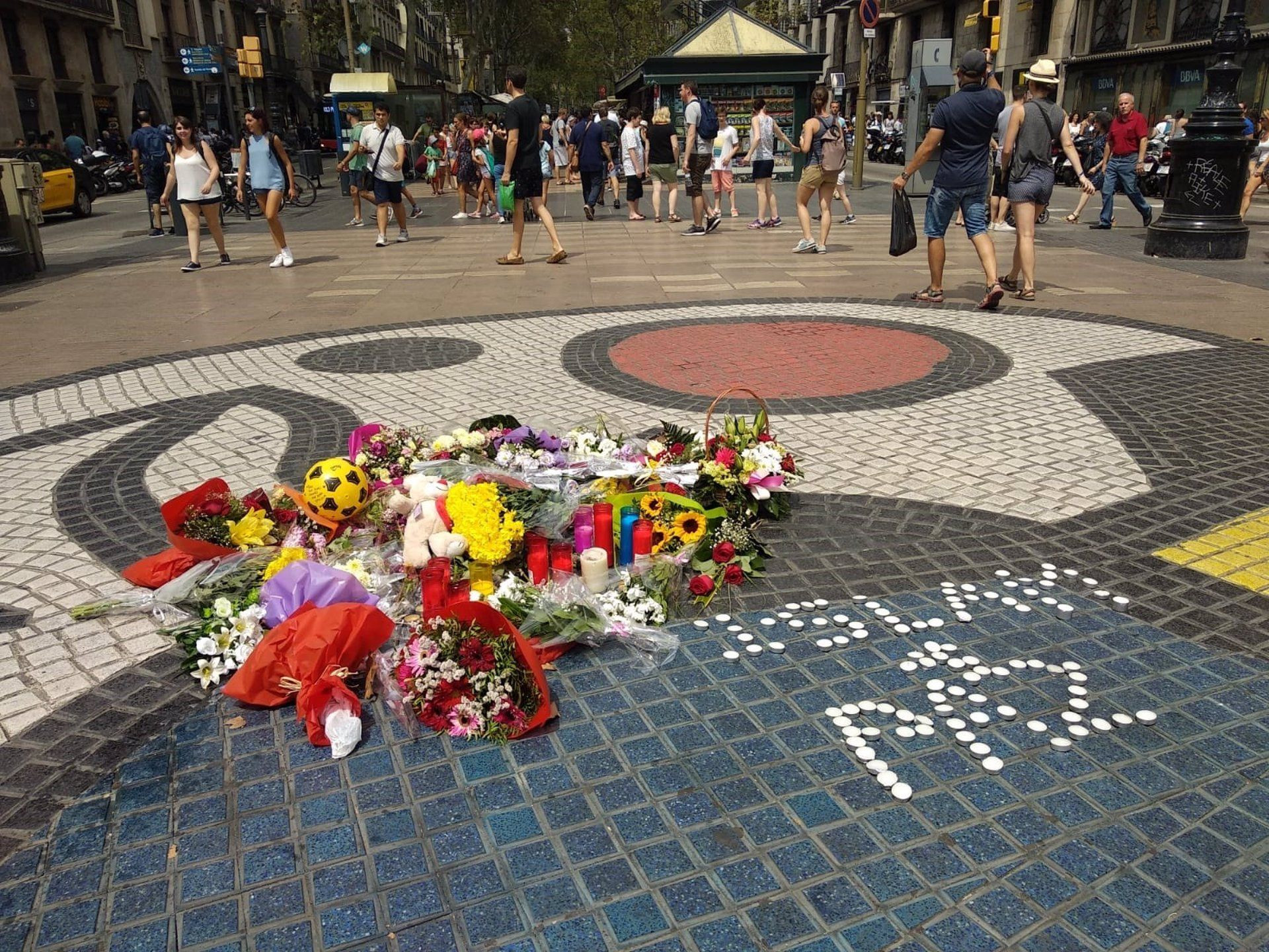 Objetos en La Rambla por el aniversario del atentado / EUROPA PRESS