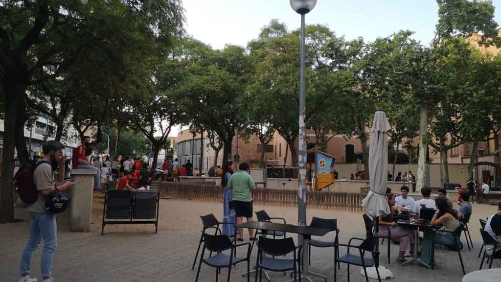 Seguidores de 'La Roja' en la plaza de Artós este lunes / METRÓPOLI ABIERTA