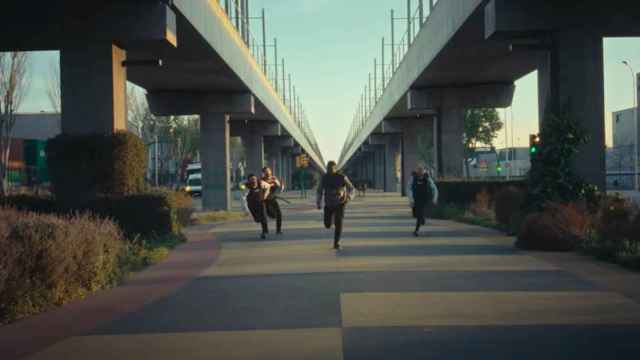 Clip del impactante anuncio de las zapatillas 'Ande Dem, caminar conjunto' / TOP MANTA BARCELONA