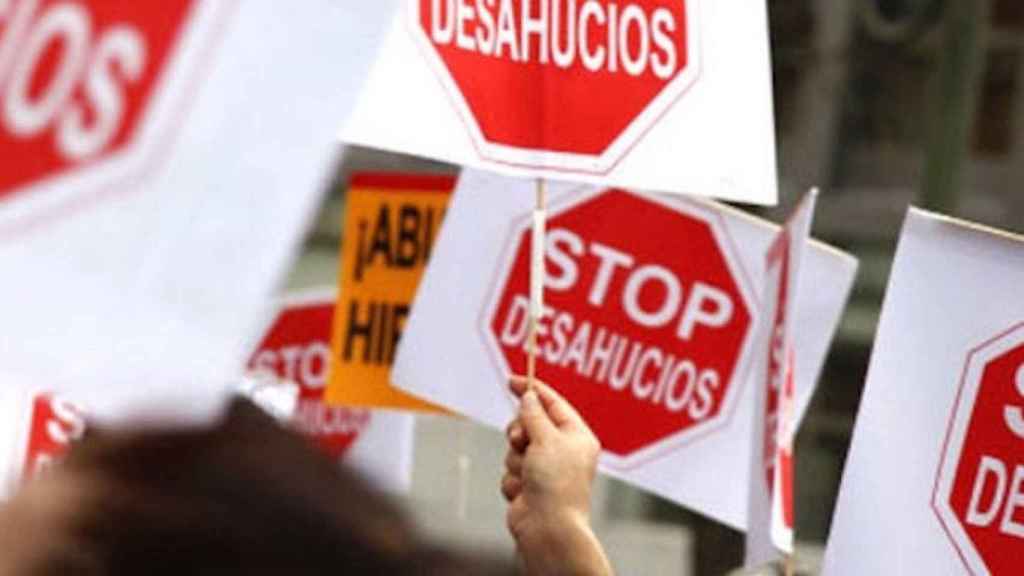 Carteles contra los desahucios, como el ocurrido en Barcelona y que acabó con el suicidio de un hombre  / PAH