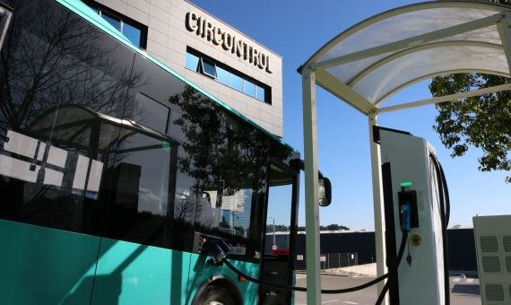 Bus eléctrico en un punto de carga