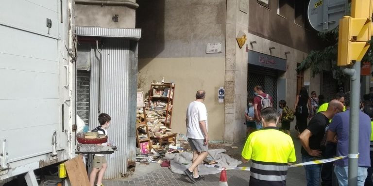 El pasaje de Conradí, lleno de suciedad / METRÓPOLI - JORDI SUBIRANA