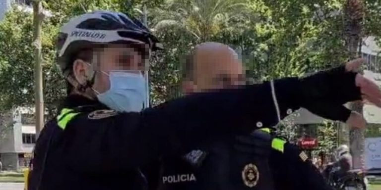 Imágenes grabadas por el usuario de Instagram @reejce durante una actuación policial en la Diagonal con un ciclista/ reejce