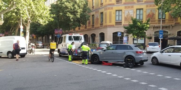 Una grúa de B:SM se lleva un coche en el Eixample / METRÓPOLI - JORDI SUBIRANA