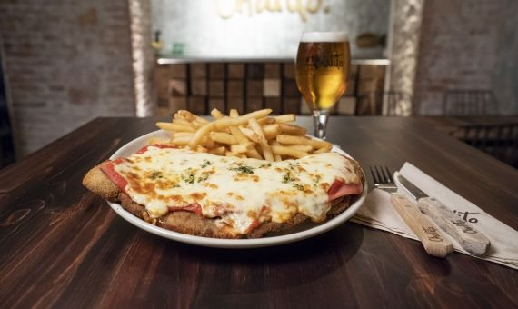 Variedad de milanesa, el plato estrella del restaurante de Luis Suárez / CEDIDA