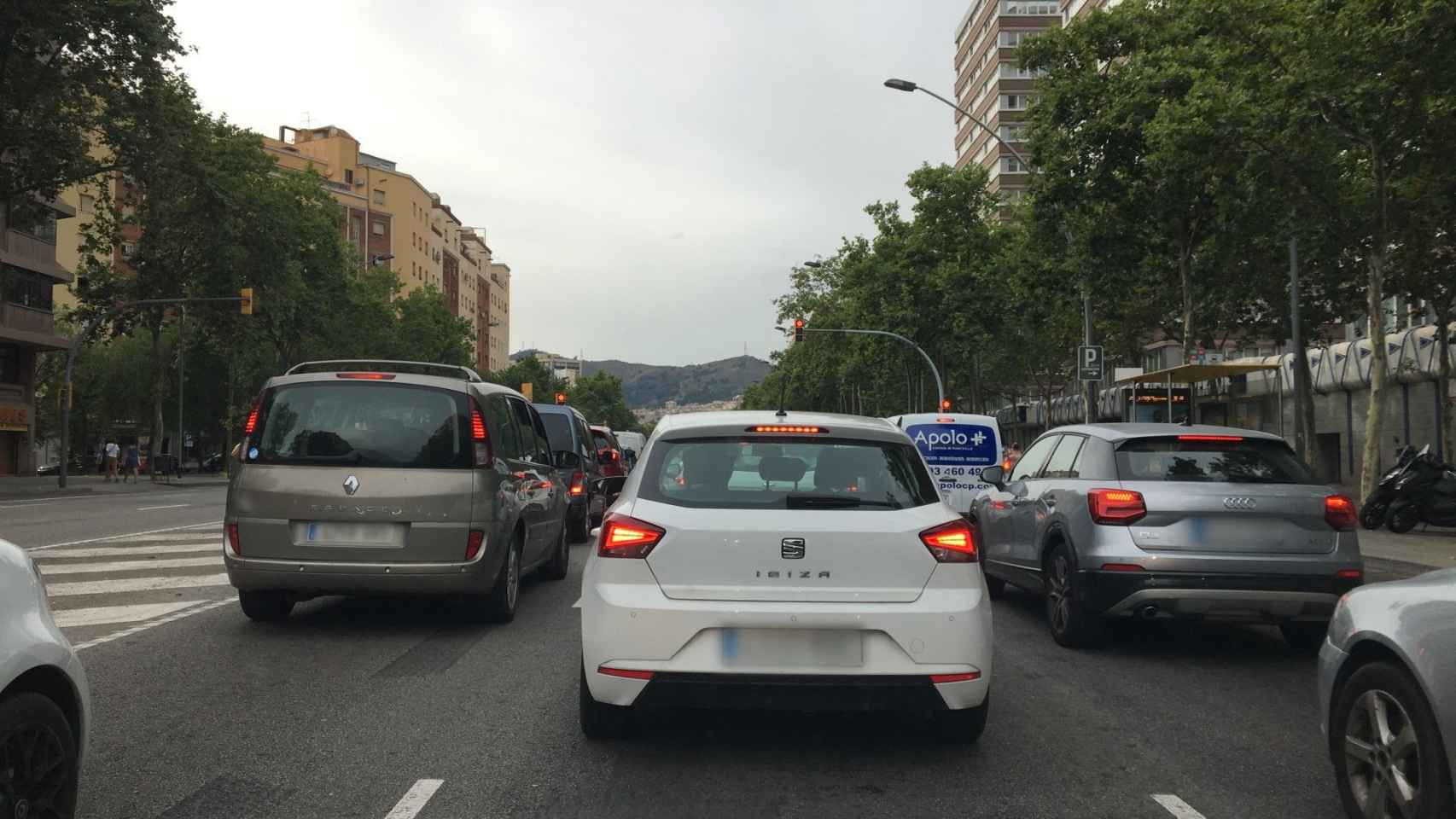 Atasco en la avenida de la Meridiana / METRÓPOLI