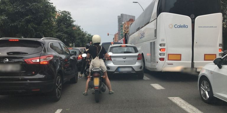 Tráfico colapsado en la avenida de la Meridiana / METRÓPOLI