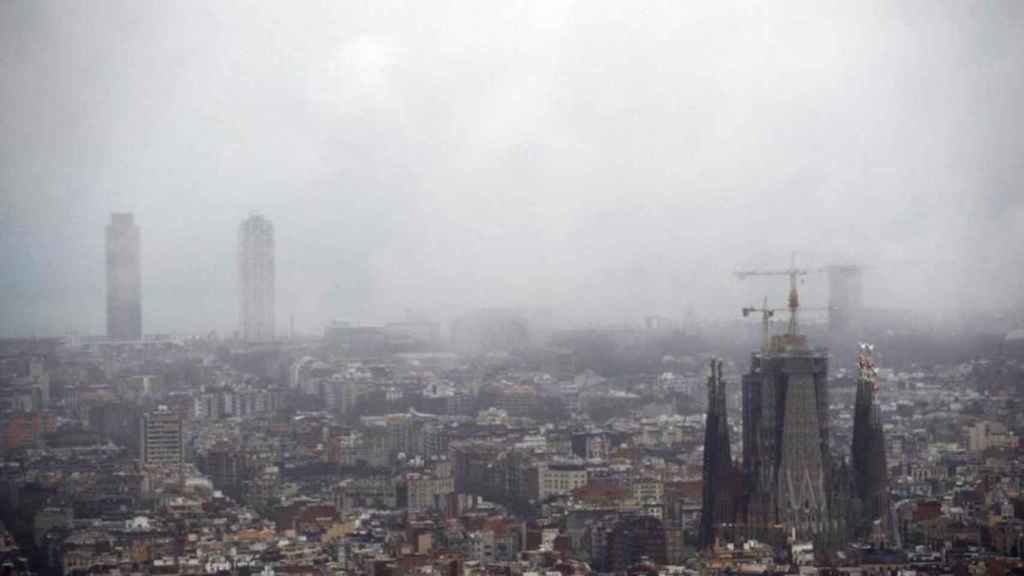 Vista de la ciudad de Barcelona durante un temporal de lluvia / EFE - Alejandro García