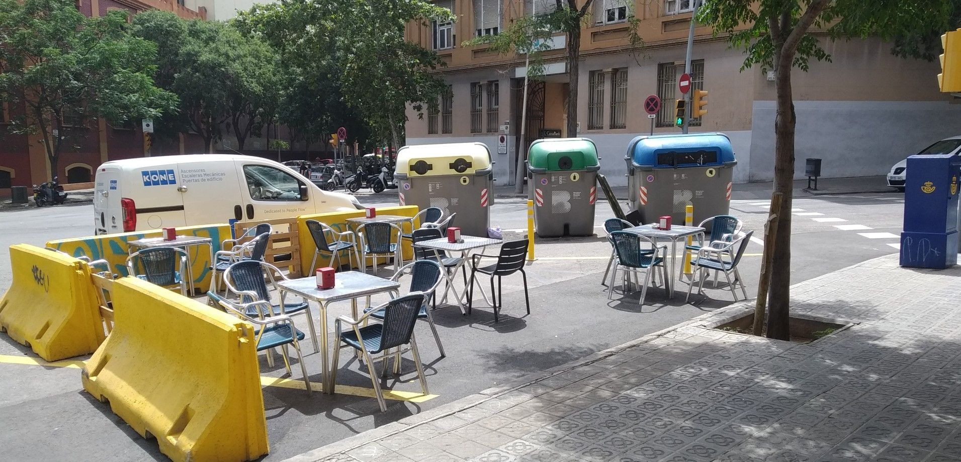 Bloques de hormigón en una terraza de un bar de Barcelona / METRÓPOLI