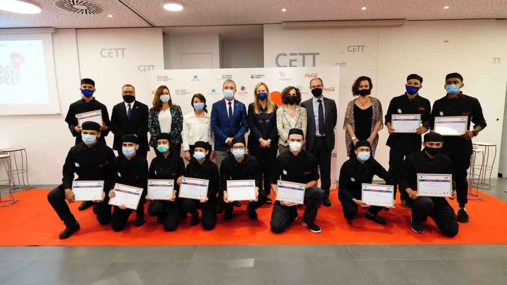 Foto de familia la primera edición de la Gastroescuela en Barcelona con Jaume Collboni e Igone Bartumeu / CEDIDA