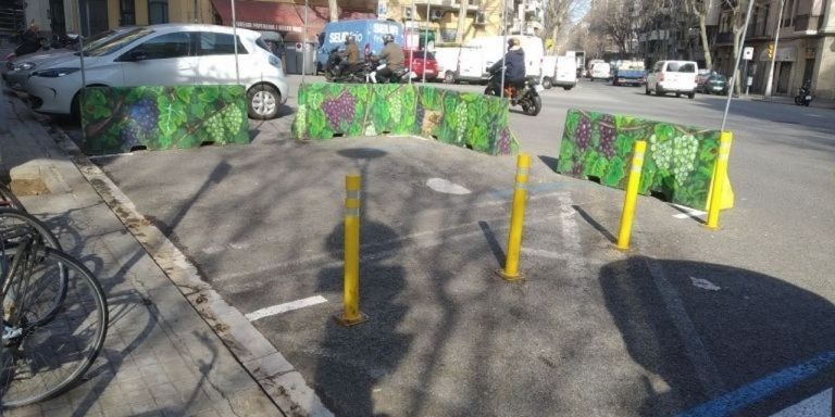 Espacio de una terraza de un bar protegida con bloques de hormigón / METRÓPOLI 