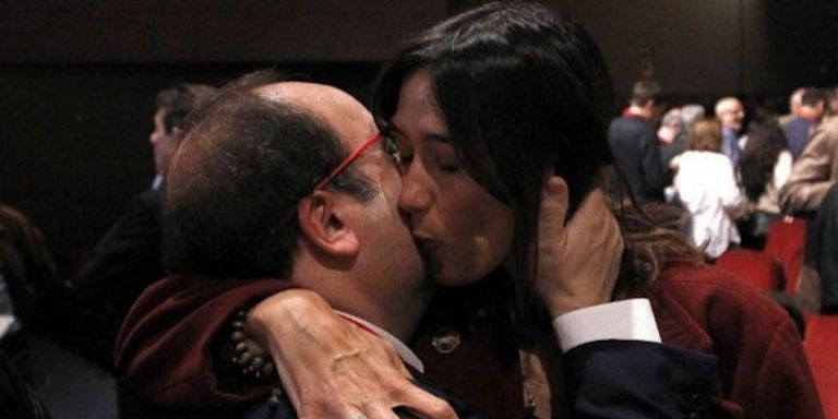 Núria Parlon y Miquel Iceta se abrazan tras las primarias que los enfrentaron / EFE