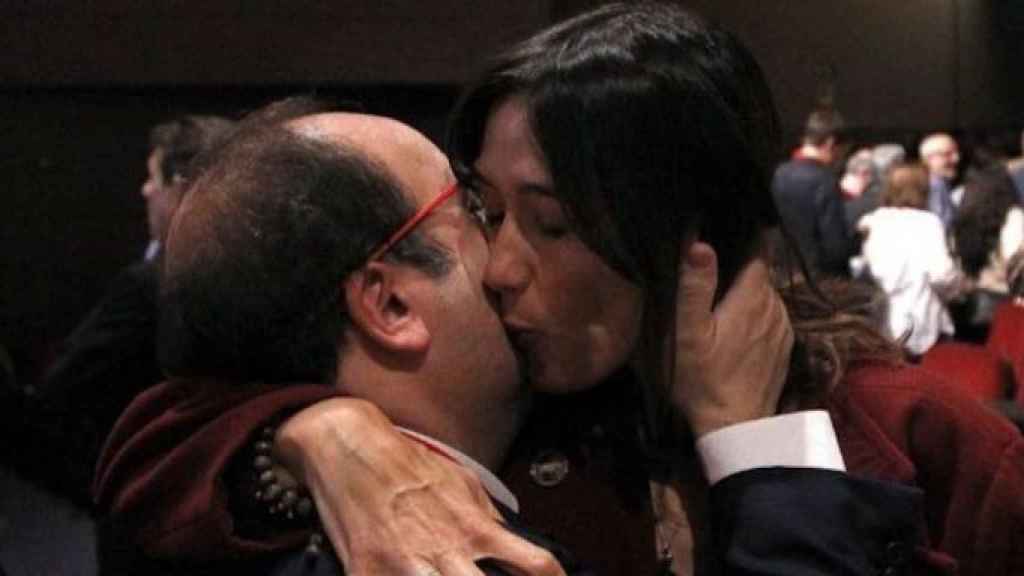 Núria Parlon y Miquel Iceta se abrazan tras las primarias que los enfrentaron / EFE