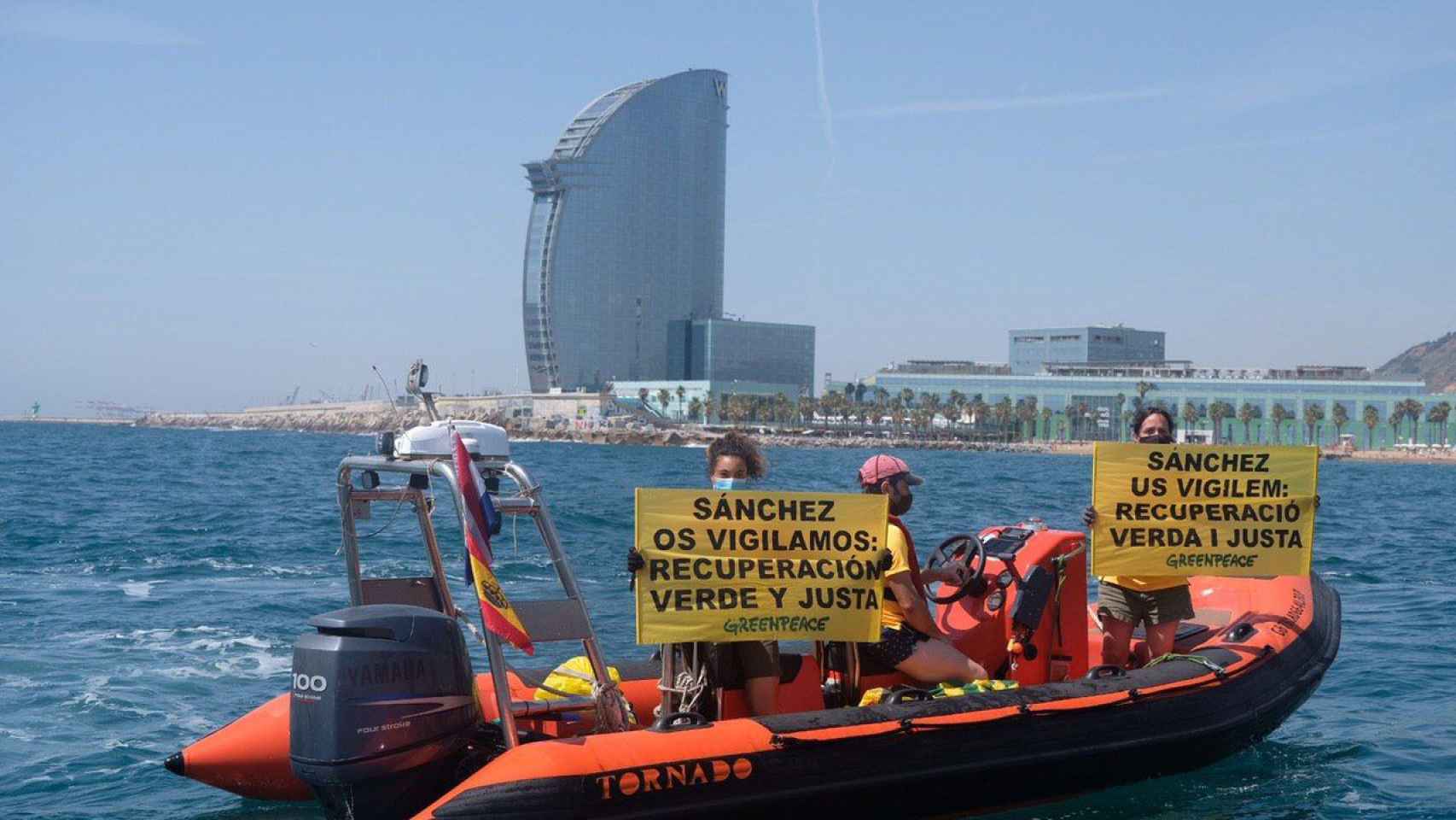 Una de las lanchas detenidas en la acción protesta durante la visita de Pedro Sánchez / GREENPEACE