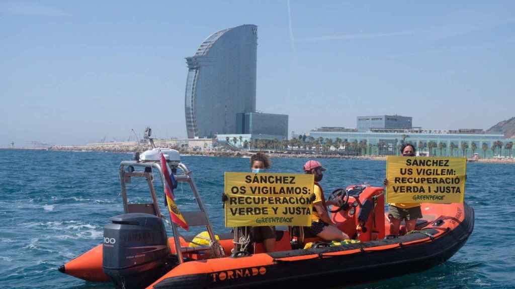 Una de las lanchas detenidas en la acción protesta durante la visita de Pedro Sánchez / GREENPEACE