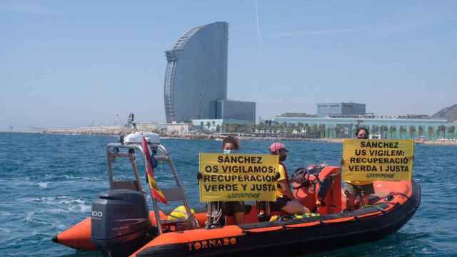 Una de las lanchas detenidas en la acción protesta durante la visita de Pedro Sánchez / GREENPEACE