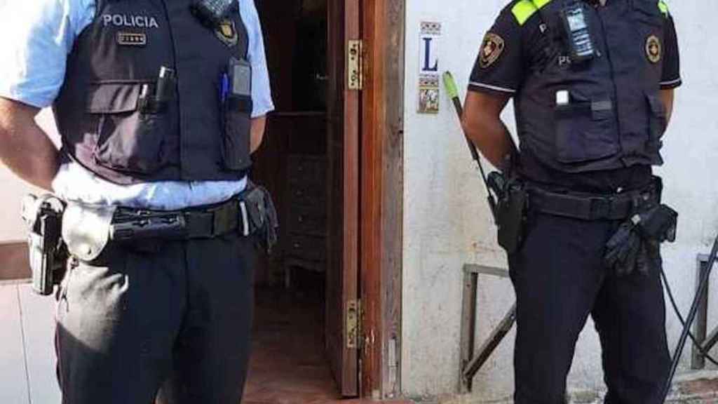 Un mosso y un guardia urbano este viernes en la casa que escondía una plantación de marihuana en Collserola / GUARDIA URBANA