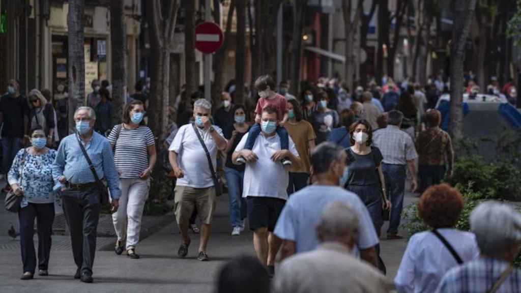 Una calle de Barcelona con peatones con la mascarilla / ARCHIVO