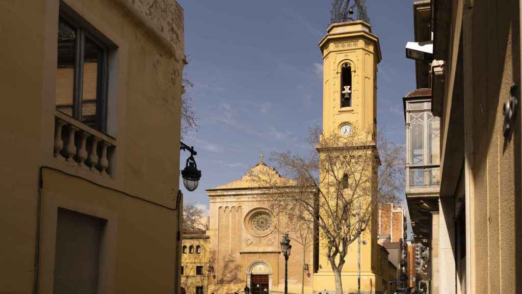 La iglesia de Santa Maria del Remei de Les Corts, en la plaza de la Concòrdia