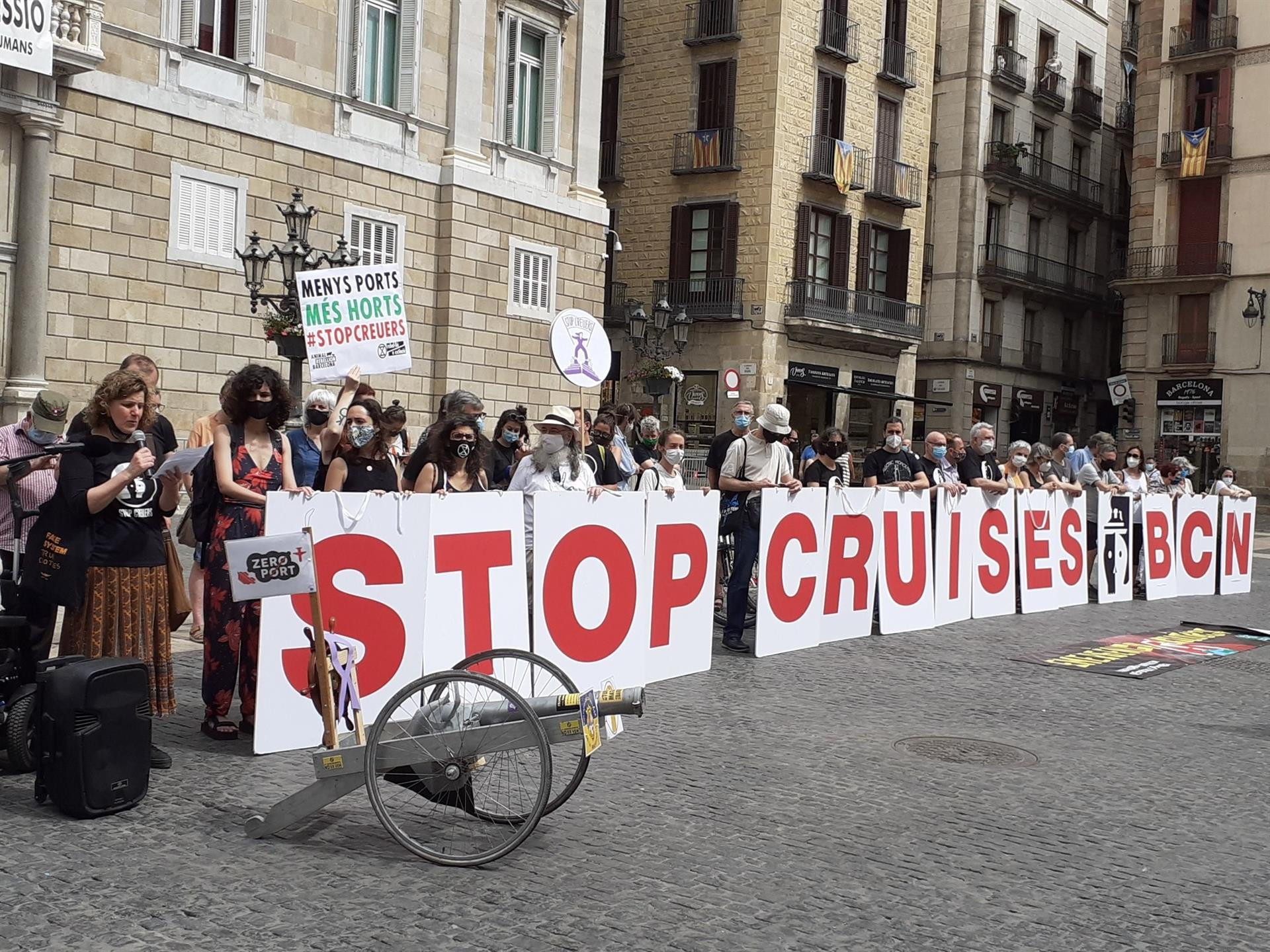 Concentración en Barcelona en contra de la reactivación de los cruceros / ECOLOGISTES EN ACCIÓ DE CATALUNYA