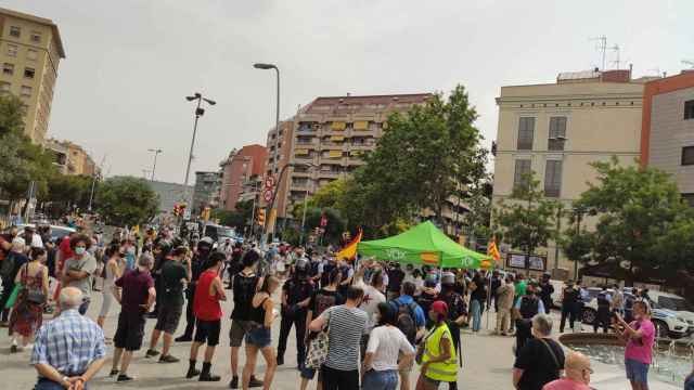 Protesta ante el acto de Vox en Sants / XAVI SILVESTRE