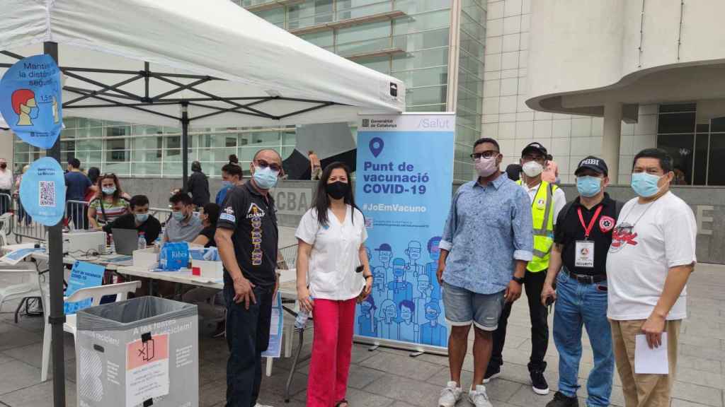 Carpa informativa de la vacunación en el Raval / JORDI CALLEJO