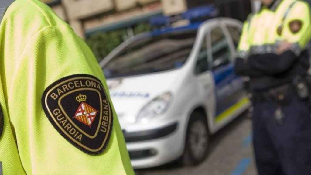 Dos agentes de la Guardia Urbana de Barcelona uniformados en una imagen de archivo