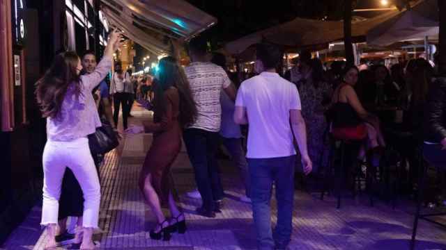 Varias personas en la terraza de un bar / María José López - Europa Press