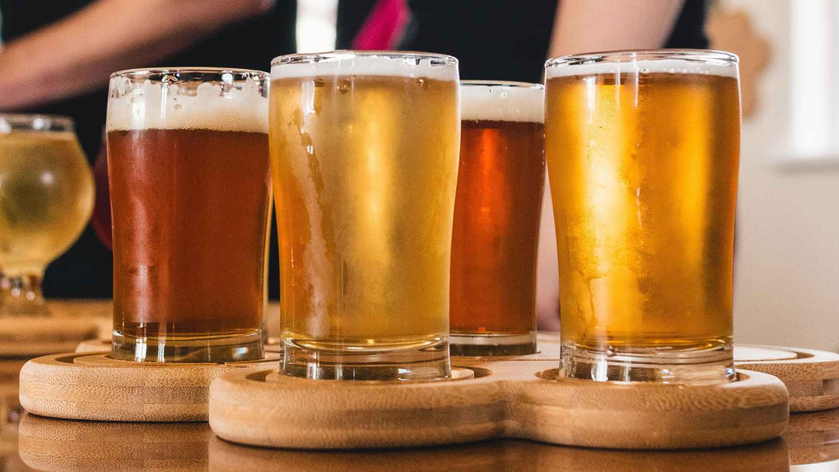 Jarras de cerveza en una imagen de archivo / Unsplash