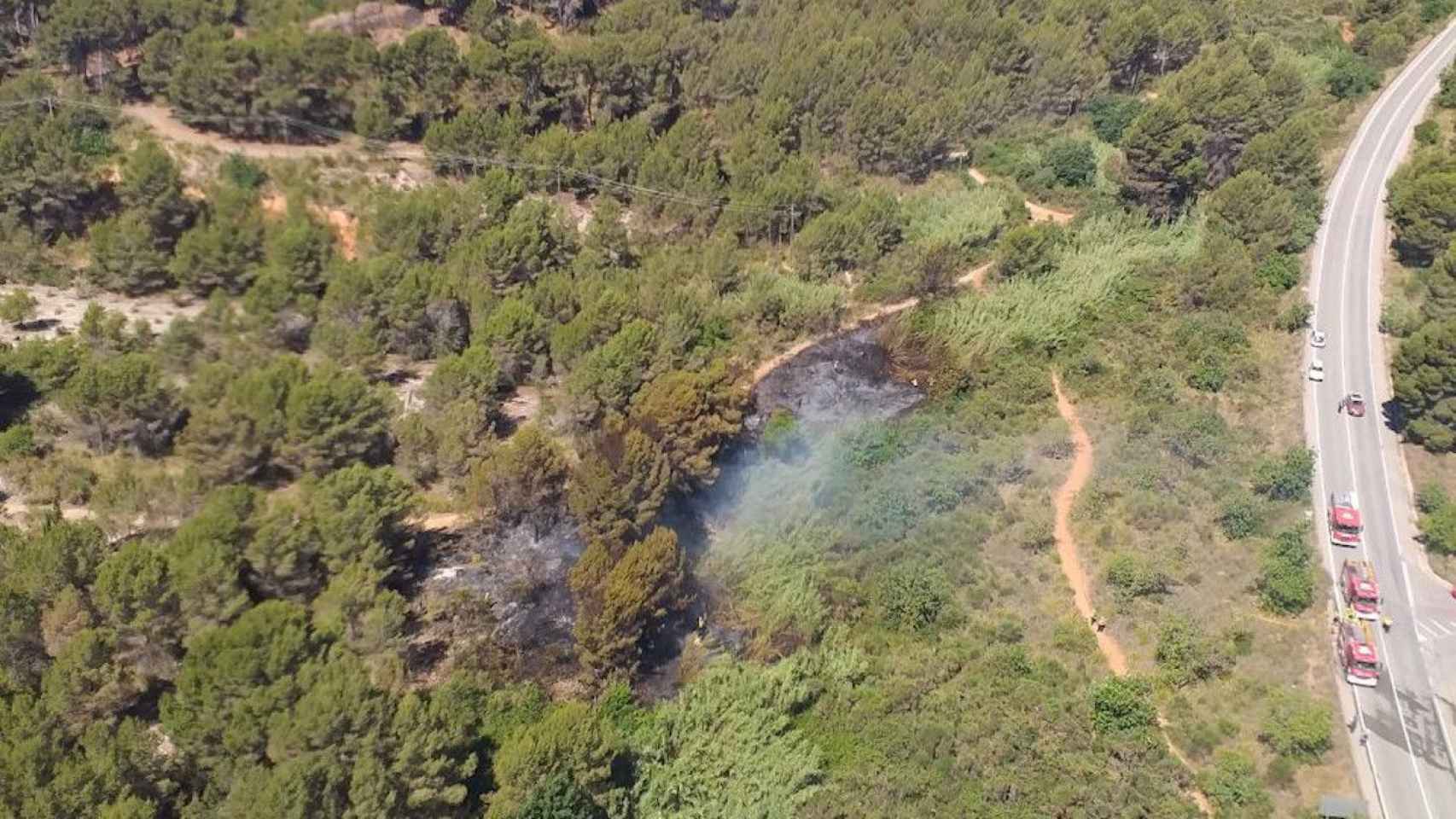 Los Bomberos trabajan en un incendio de matorrales en Gavá / BOMBERS BARCELONA