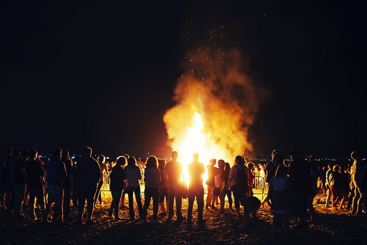 Noche de Sant Joan en la playa en una imagen de archivo