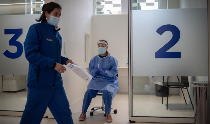 Dos profesionales sanitarios, en el edificio Garbí-Vall de Hebrón, en Barcelona / EUROPA PRESS