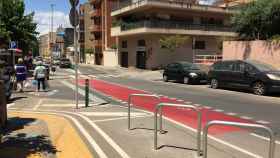 Carril bici junto a una confluencia pacificada en Sant Feliu / RP