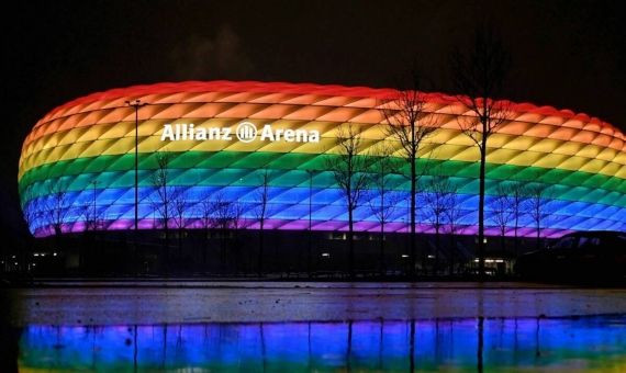 El estadio de fútbol Allianz Arena iluminado con los colores del colectivo LGTBI / EFE