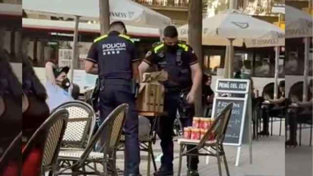 Agentes de la Guardia Urbana recolectan los botes de patatas con cannabis en su interior / BCN LEGENDS