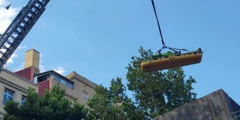 El hombre fue rescatado con la ayuda de una autoescalera / BOMBERS DE BARCELONA