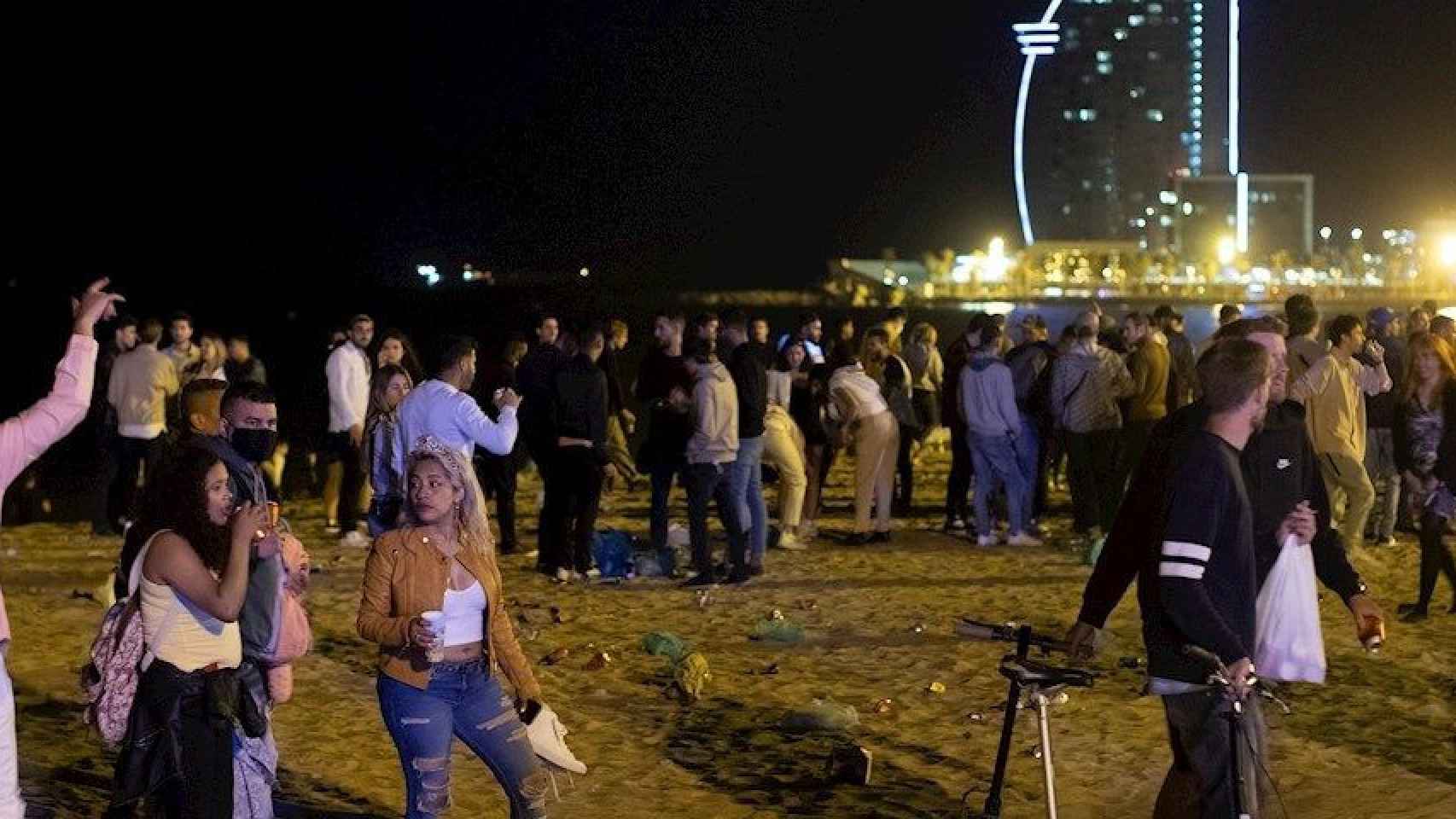 Personas de fiesta en las playas de Barcelona / ARCHIVO - EFE