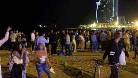 Personas de fiesta en las playas de Barcelona / ARCHIVO - EFE