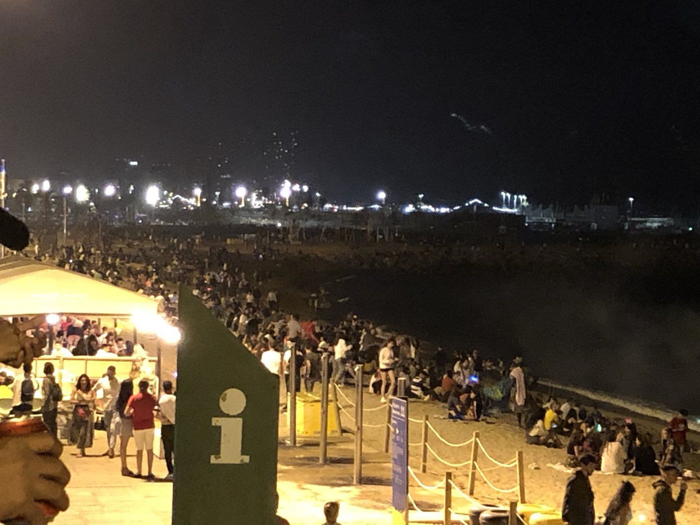 Las playas de Barcelona llenas la noche de Sant Joan / TWITTER @Fredio