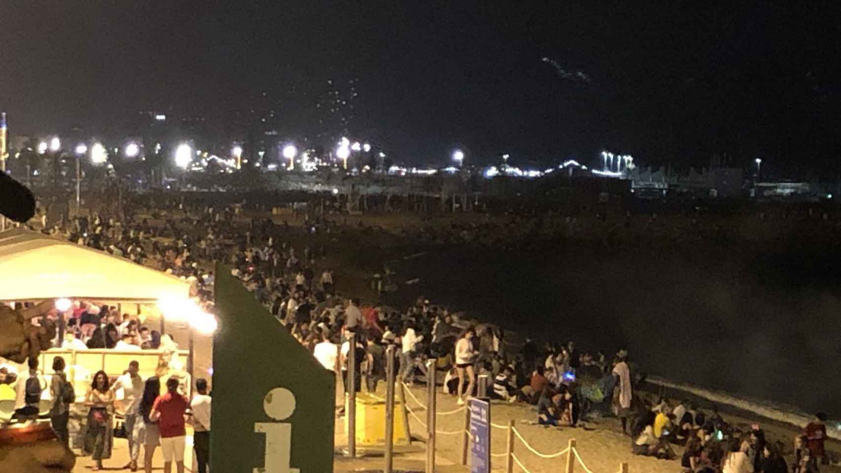 Las playas de Barcelona llenas la noche de Sant Joan / TWITTER @Fredio