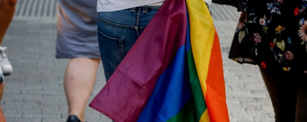 Un joven lleva una bandera LGTBI en Barcelona, donde se ha producido una nueva agresión homófoba con dos jóvenes heridos / EUROPA PRESS