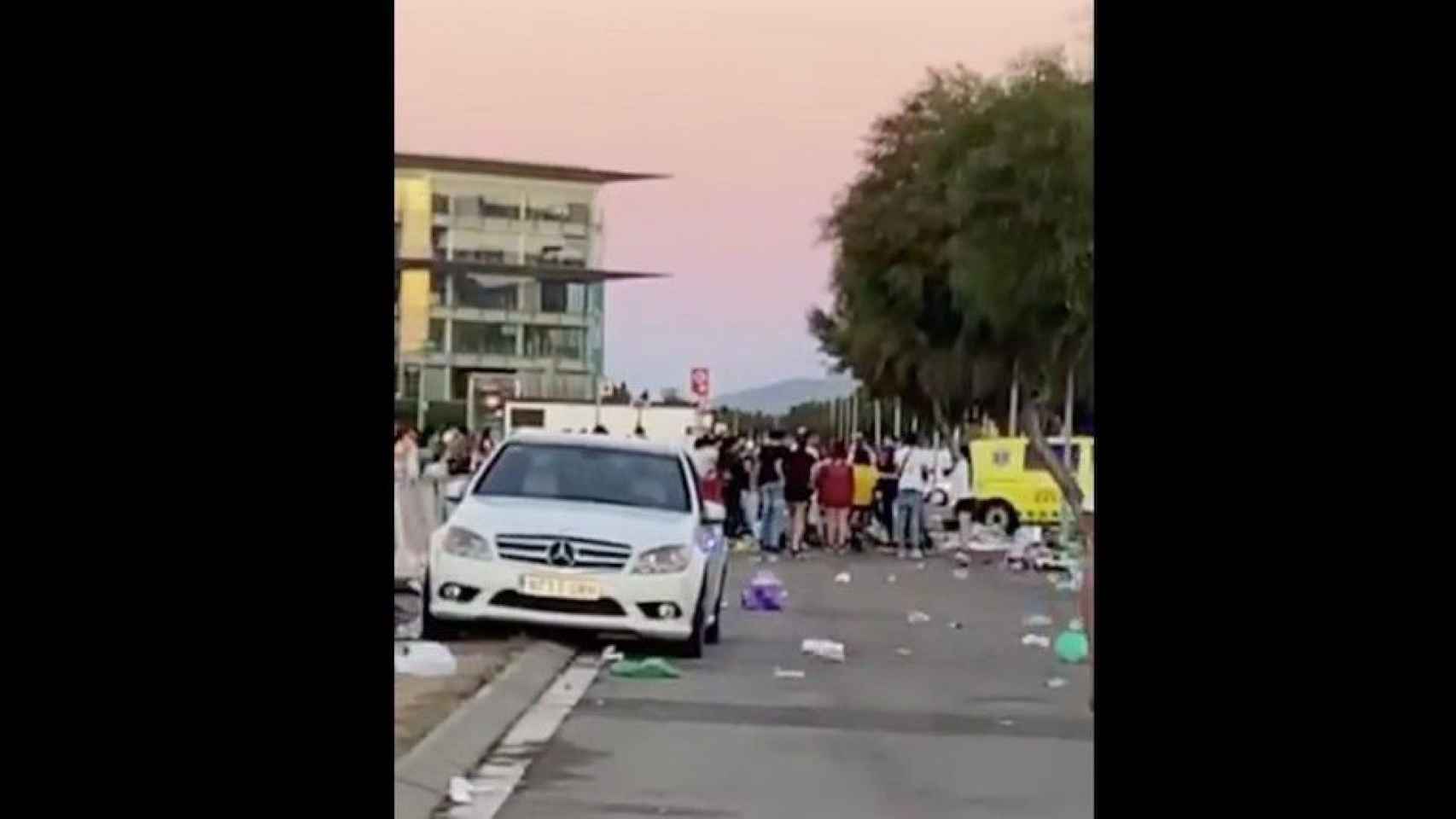 Multitud de gente en el lugar de la pelea que ha acabado con un herido por arma blanca / BCN LEGENDS